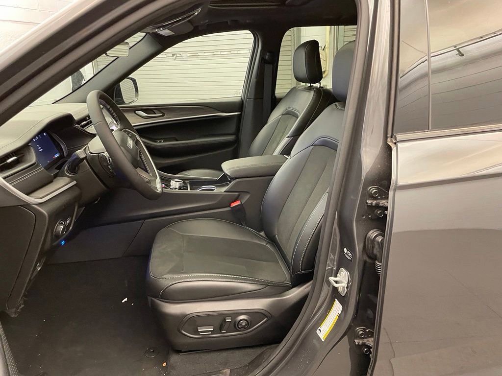 New 2026 Jeep Grand Cherokee Altitude RWD image 16
