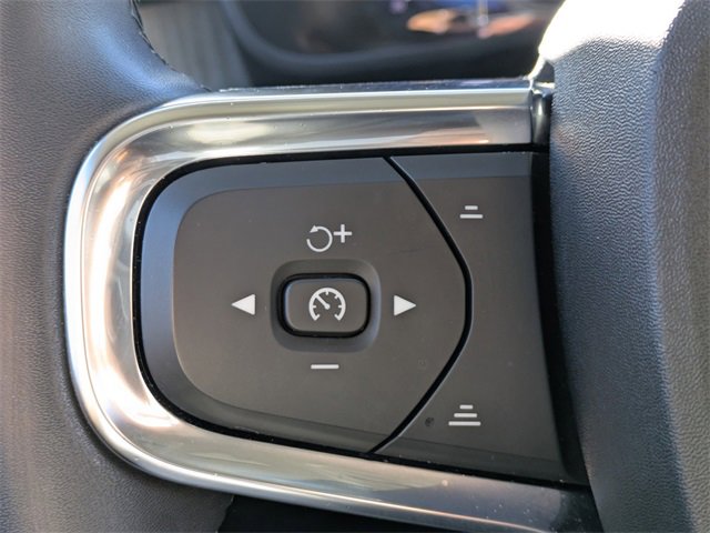 Used 2023 Volvo XC40 B5 Plus image 21