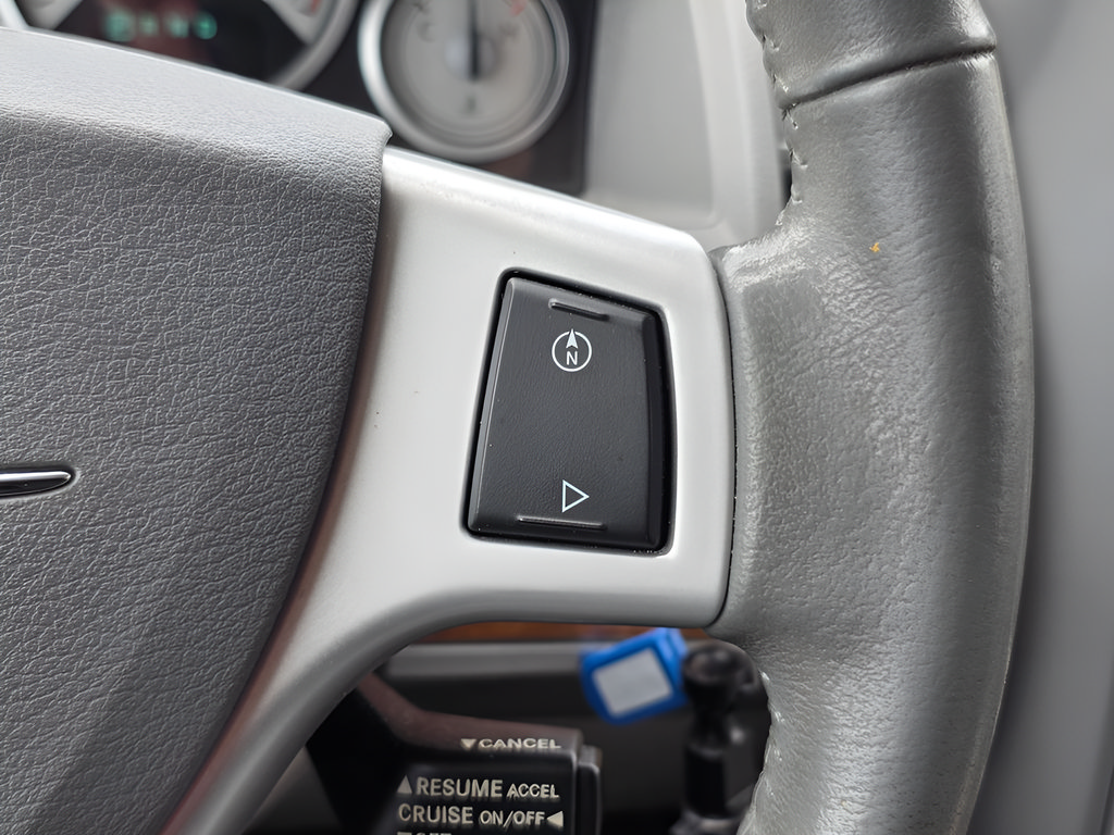 Used 2009 Chrysler Town & Country Limited w/ Entertainment Group #3 FWD image 29