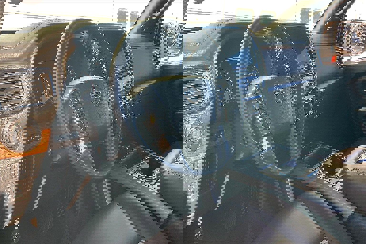 Used 2022 Nissan Titan Platinum Reserve w/ Moonroof Package image 18