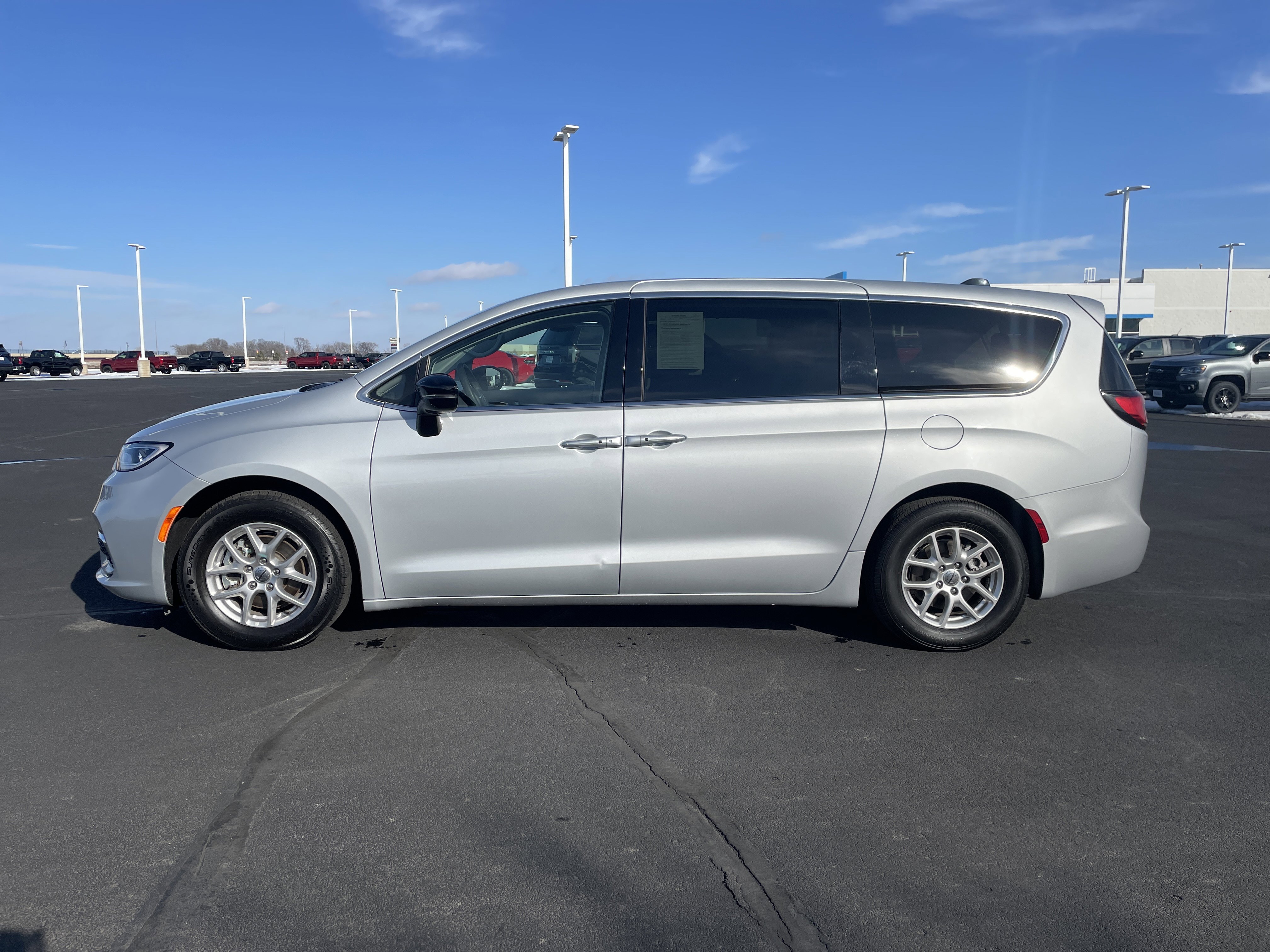 Used 2024 Chrysler Pacifica Touring-L image 2