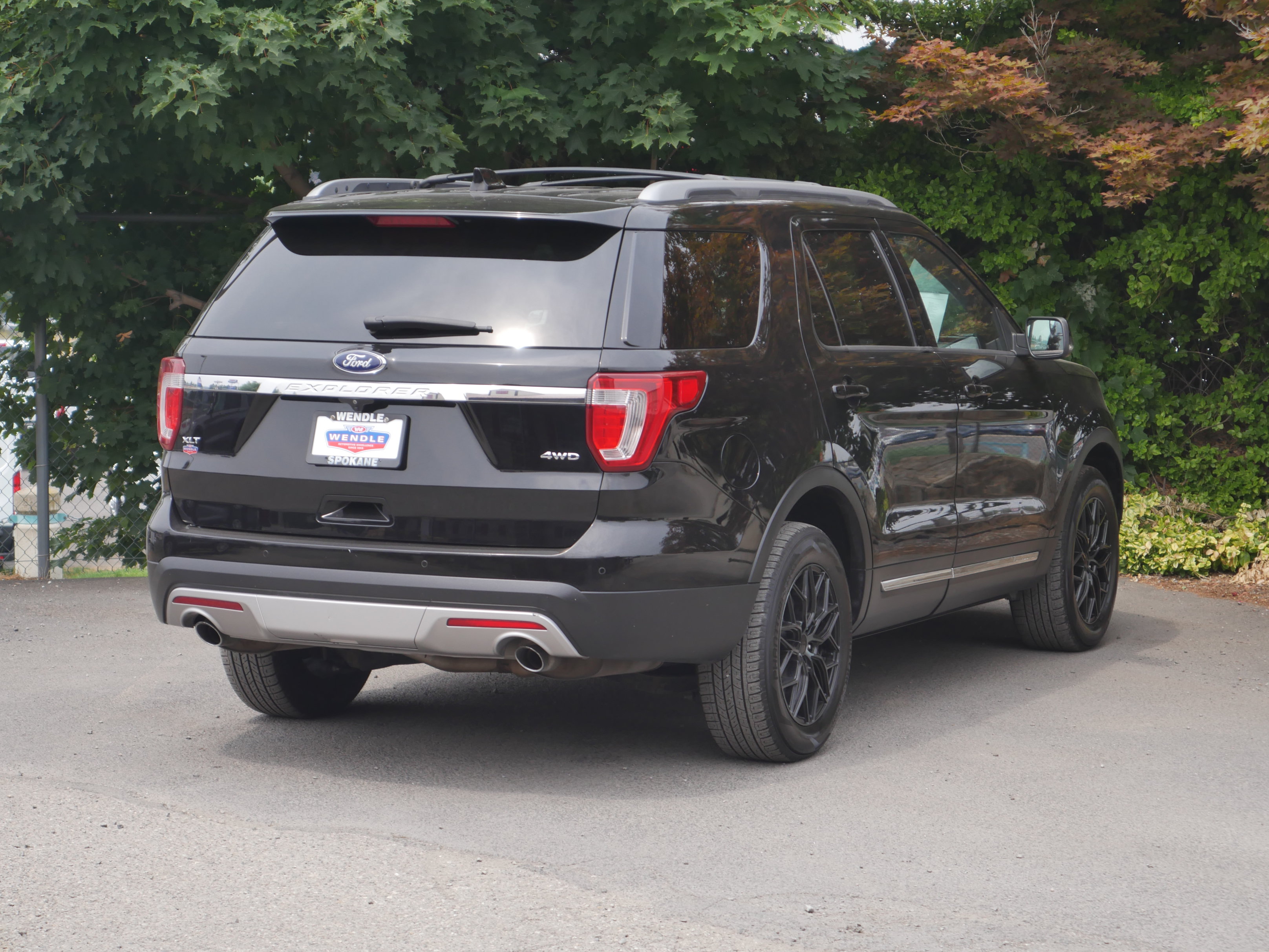 Used 2017 Ford Explorer XLT w/ Equipment Group 201A AWD/4WD image 24