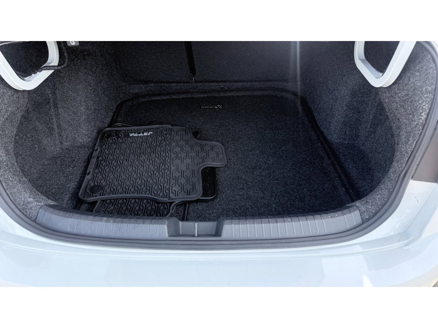 Used 2025 Volkswagen Jetta SE FWD image 12