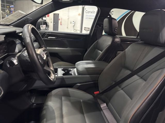 Used 2024 GMC Acadia AT4 w/ Luxury Package image 15