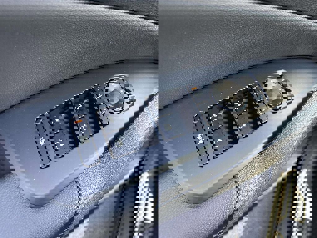 Certified 2026 Kia Sportage EX w/ EX Panorama Roof Package image 18