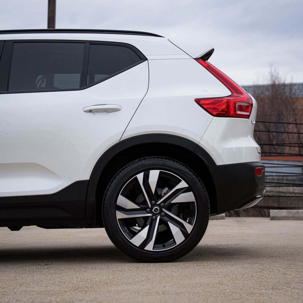 Certified 2025 Volvo XC40 B5 Ultra w/ Climate Package image 4