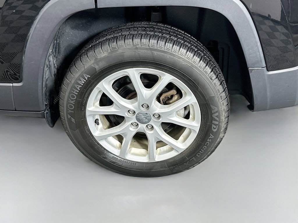 Used 2017 Jeep Cherokee Latitude w/ Cold Weather Group image 28