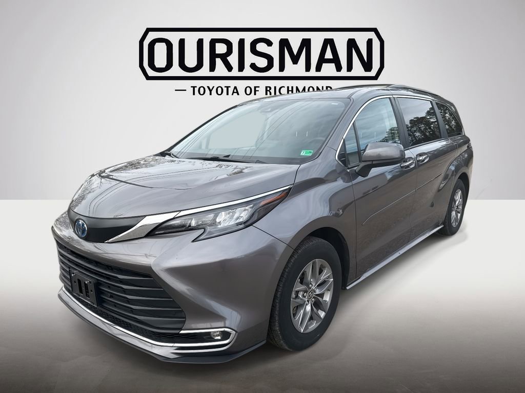 Used 2024 Toyota Sienna XLE image 3