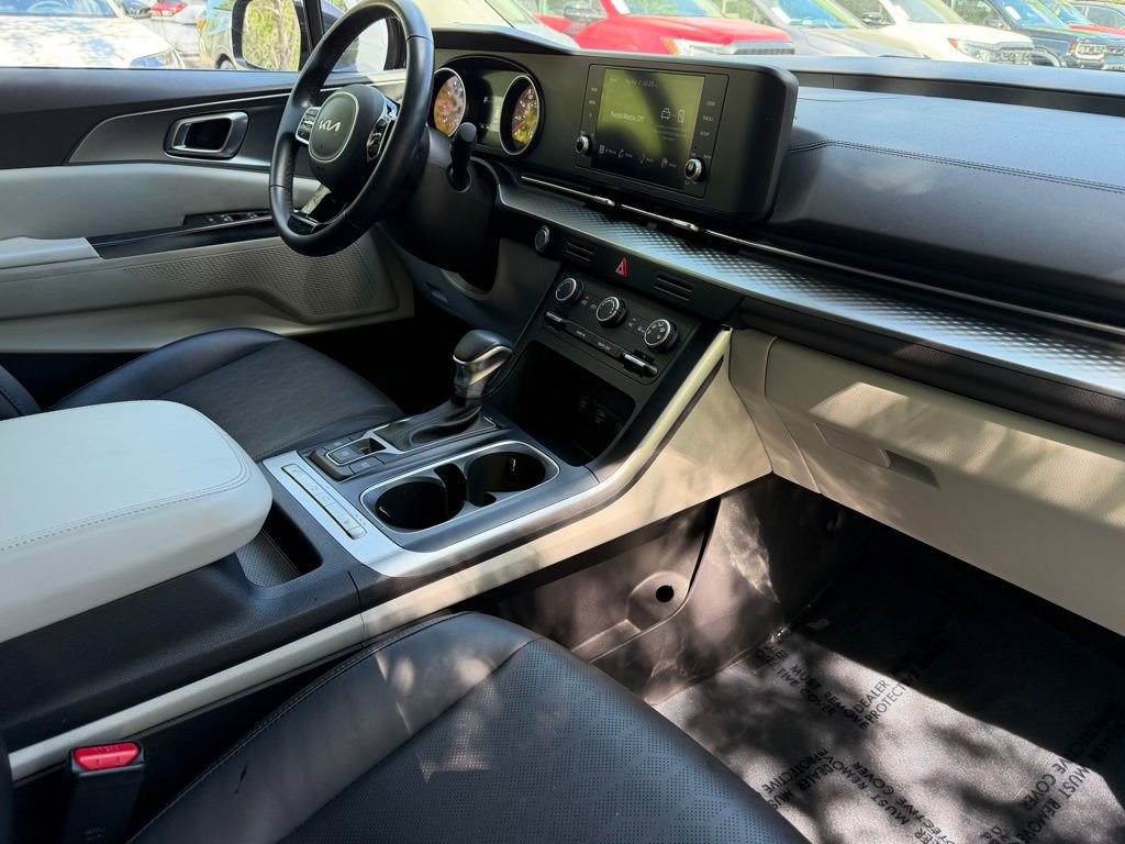 Used 2024 Kia Carnival LX image 12