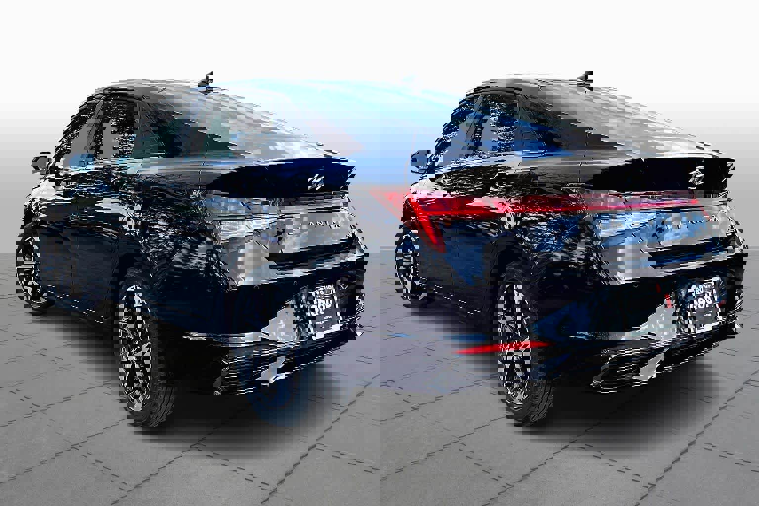 Used 2022 Hyundai Elantra Limited w/ Preferred Accessory Package image 12