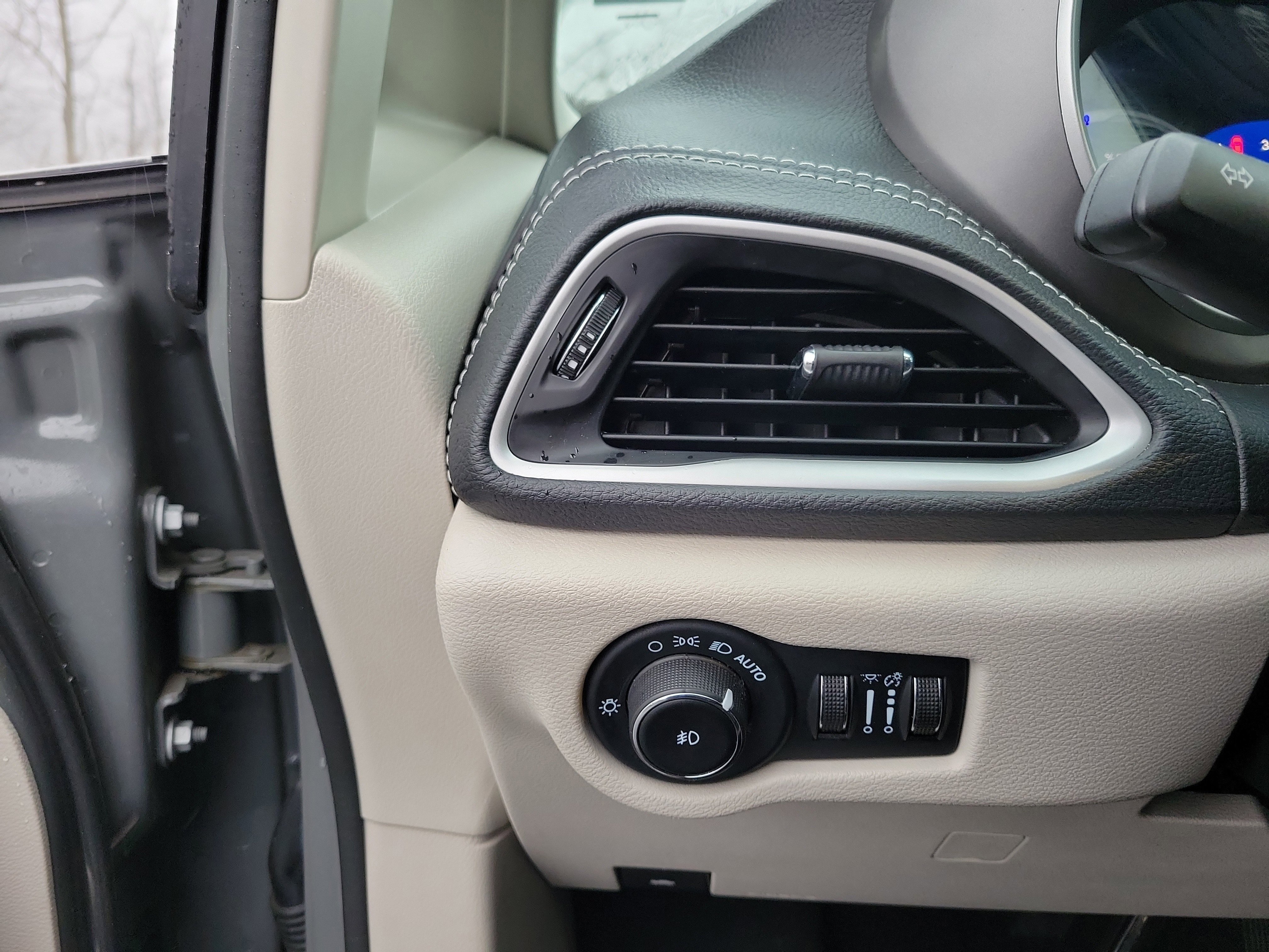 Used 2023 Chrysler Pacifica Touring-L image 20
