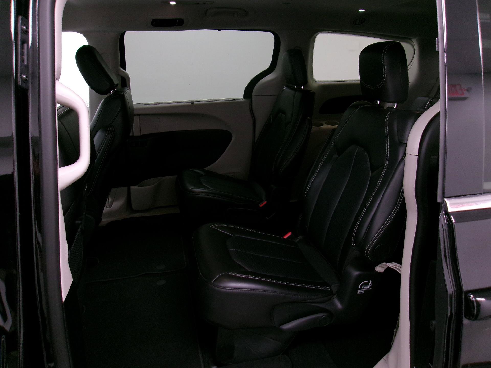 Used 2024 Chrysler Pacifica Touring-L FWD image 9