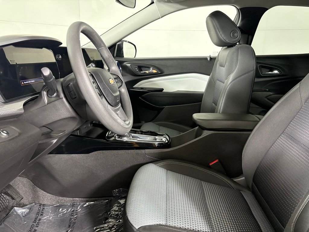 Used 2025 Chevrolet Trax LT FWD image 21