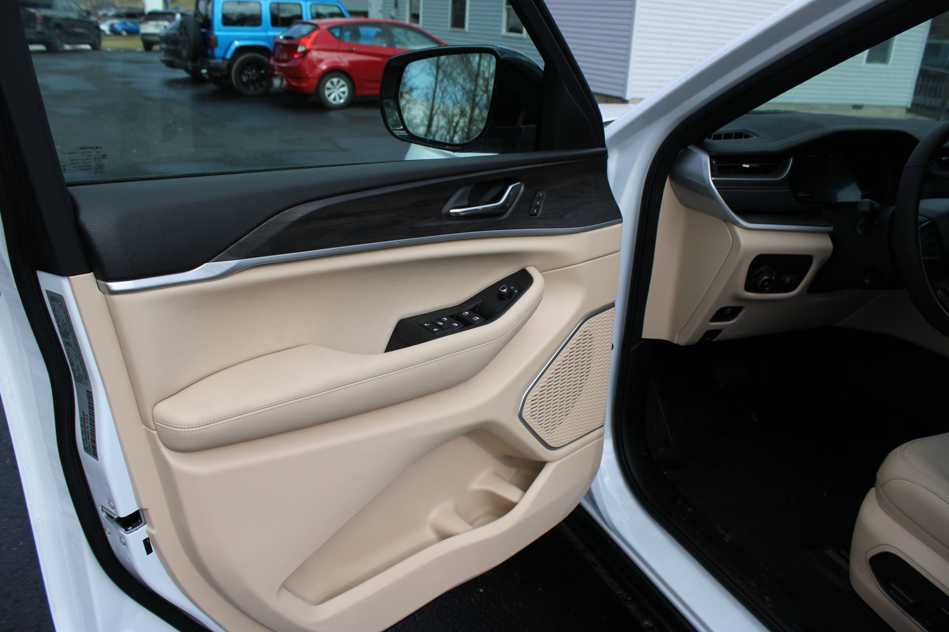 New 2025 Jeep Grand Cherokee Limited w/ Luxury Tech Group II image 14