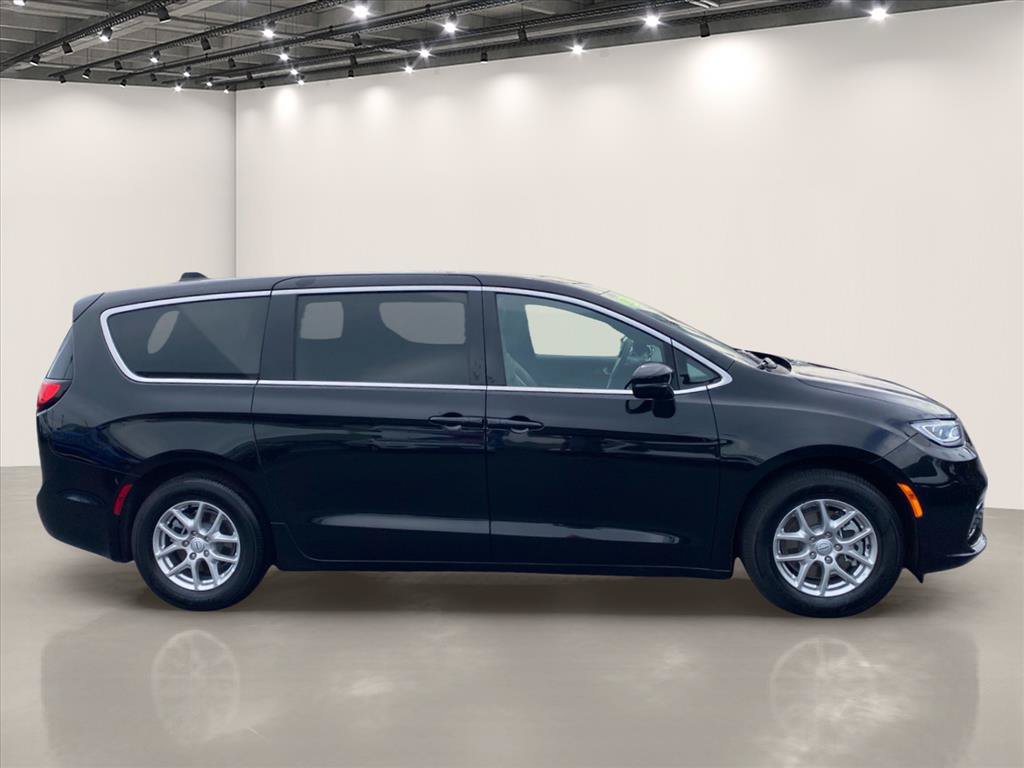 Used 2026 Chrysler Pacifica Select FWD image 8