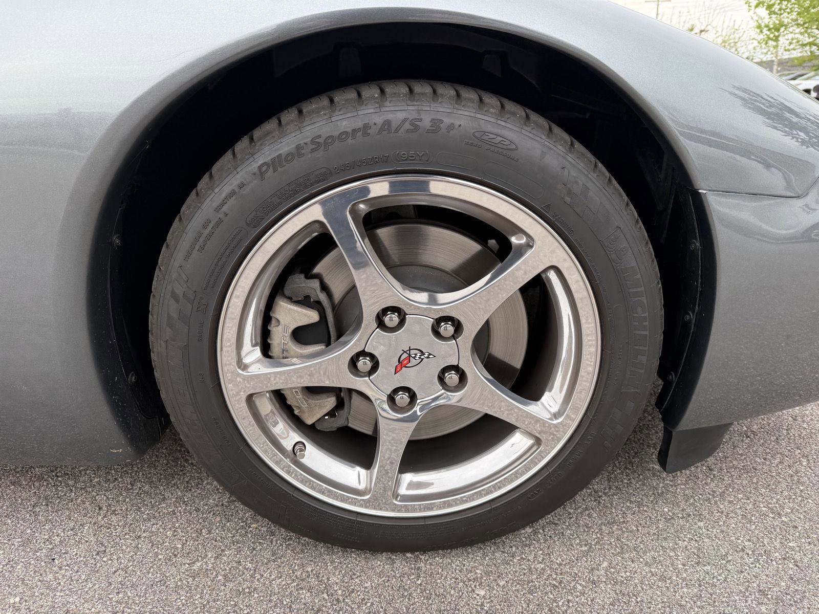 Used 2004 Chevrolet Corvette Coupe w/ Preferred Equipment Group RWD image 12