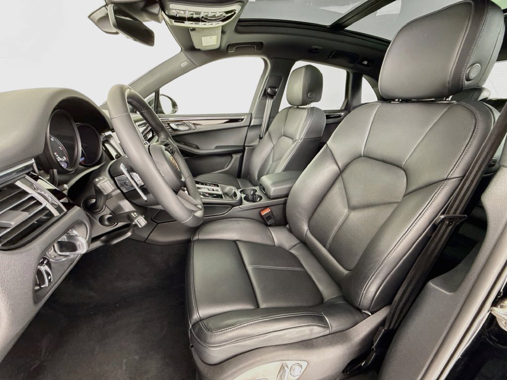 Certified 2025 Porsche Macan AWD/4WD image 5