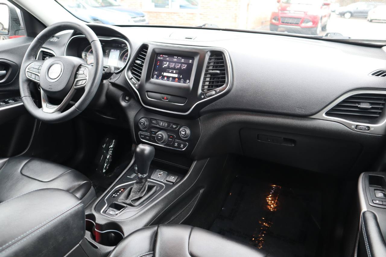 Used 2019 Jeep Cherokee Latitude Plus w/ Cold Weather Group AWD/4WD image 11