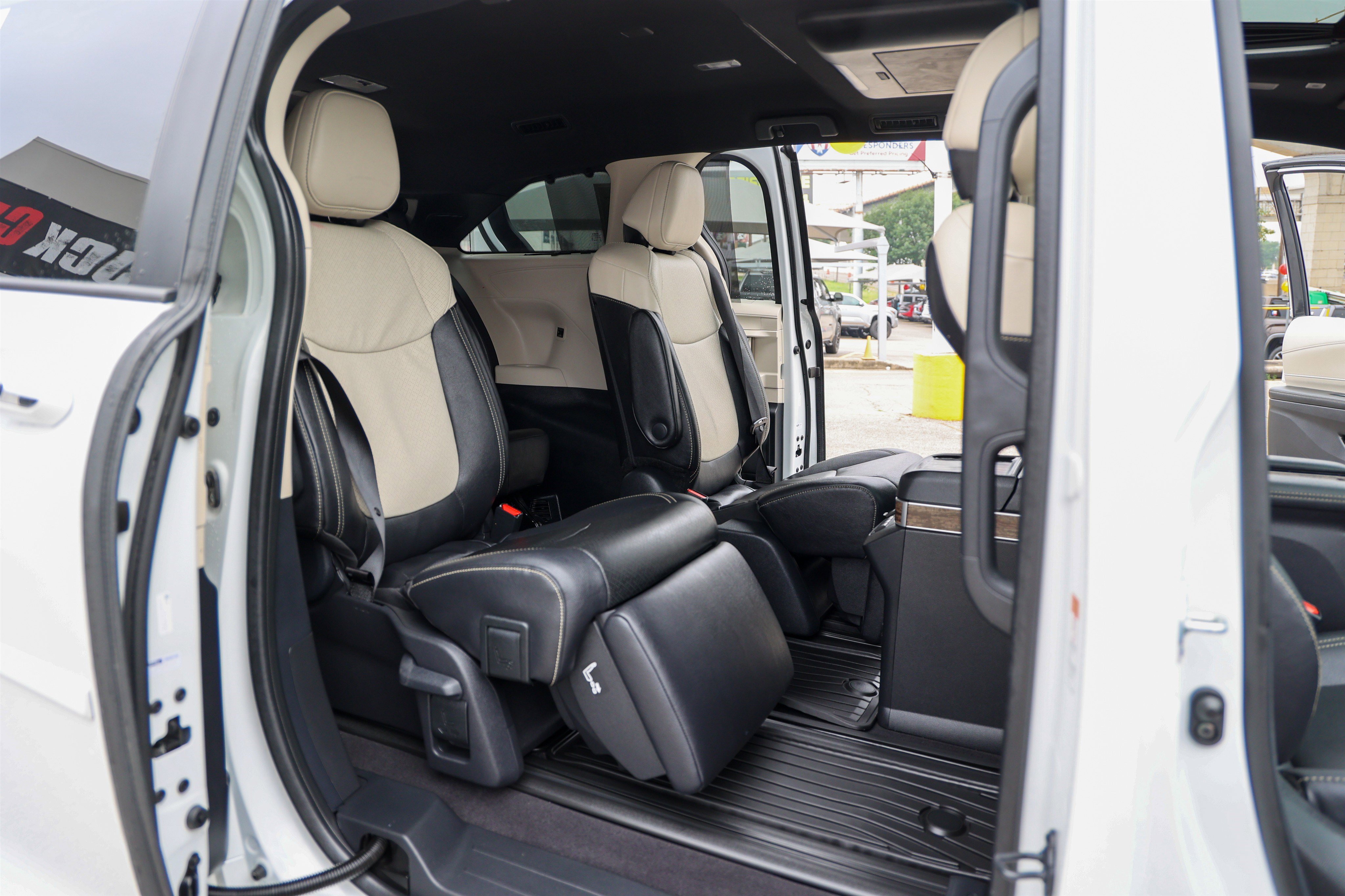 Used 2025 Toyota Sienna Platinum FWD image 45