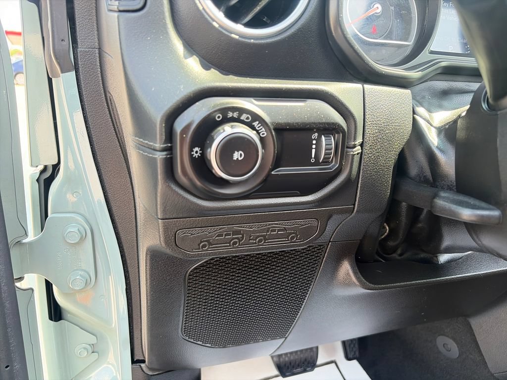 Used 2024 Jeep Wrangler Unlimited Sahara w/ Technology Group AWD/4WD image 33
