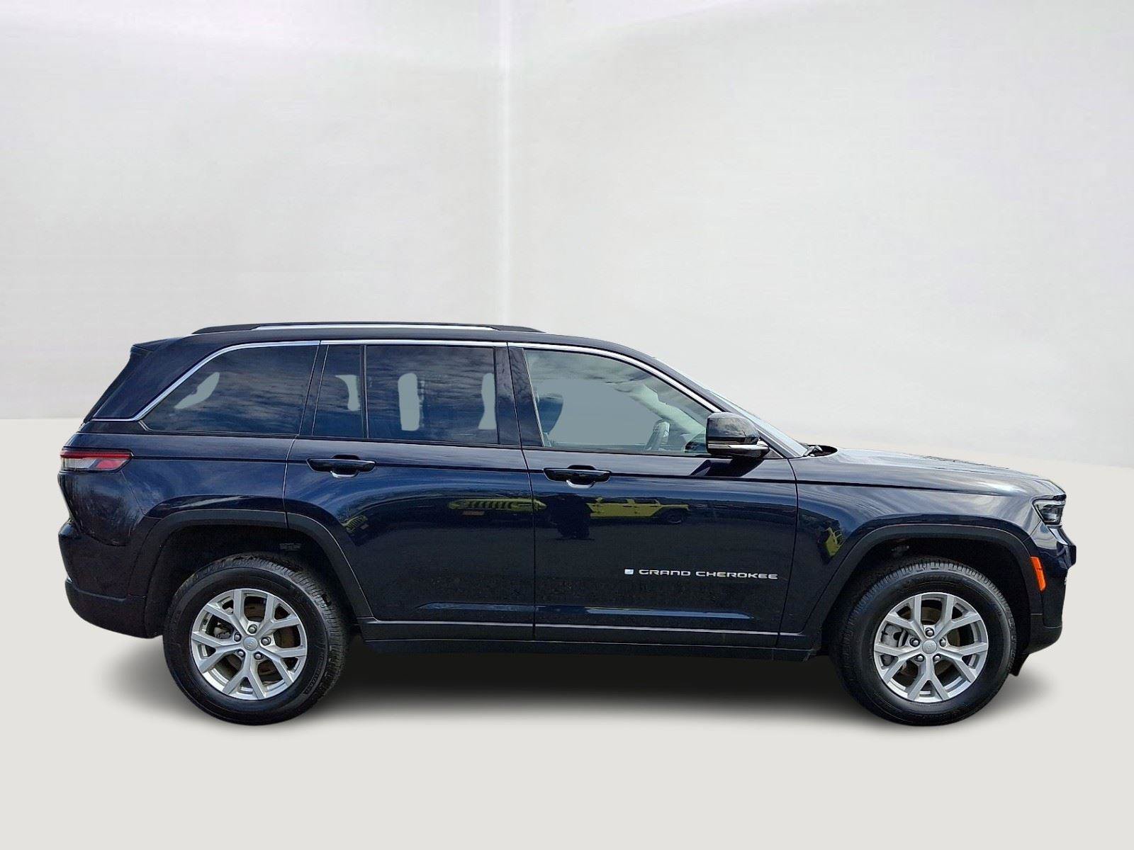Used 2023 Jeep Grand Cherokee Limited AWD/4WD image 8