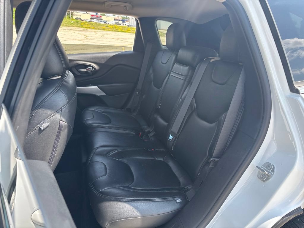 Used 2017 Jeep Cherokee Latitude w/ Comfort/Convenience Group FWD image 23