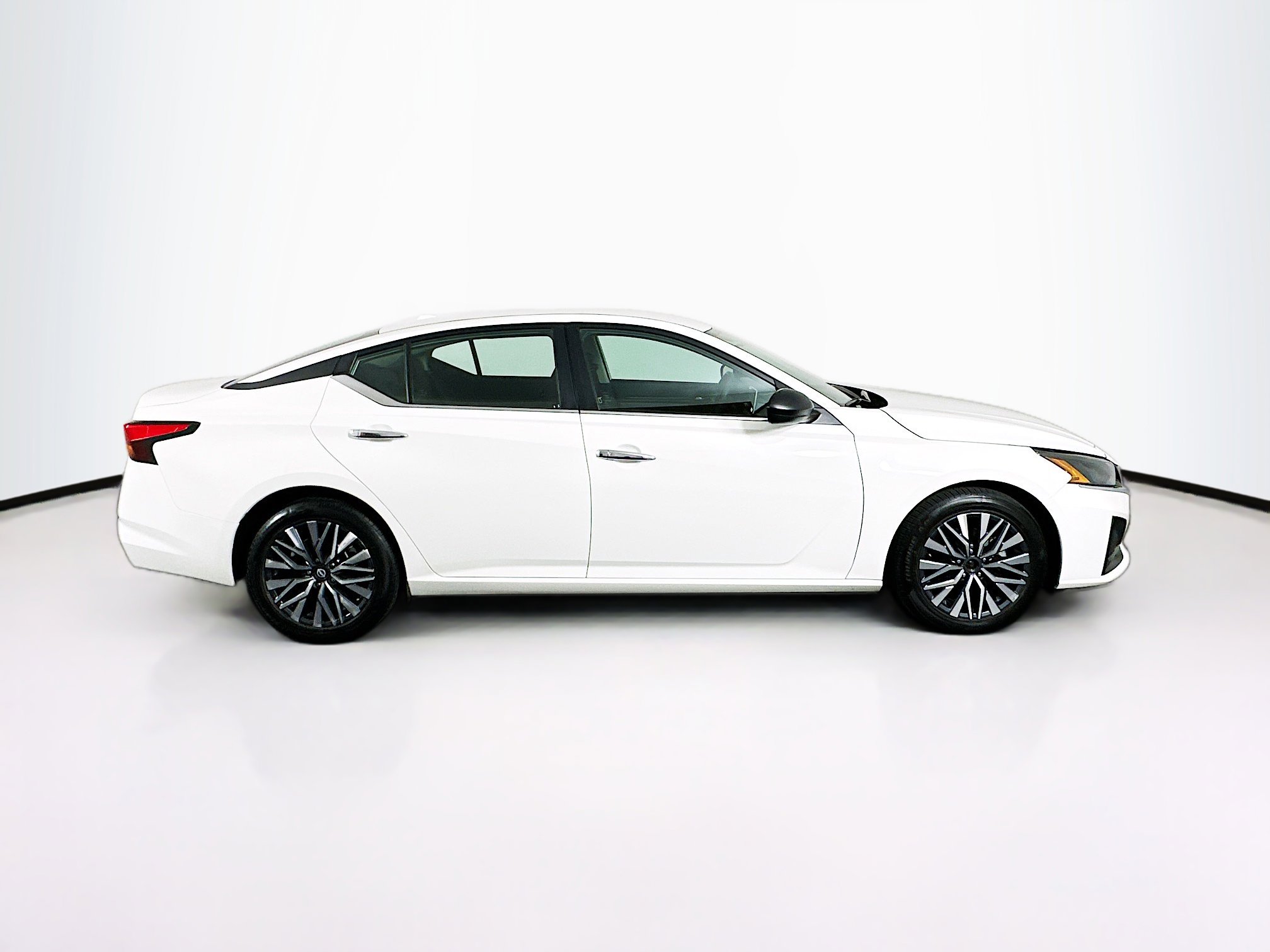 Used 2025 Nissan Altima 2.5 SV image 10