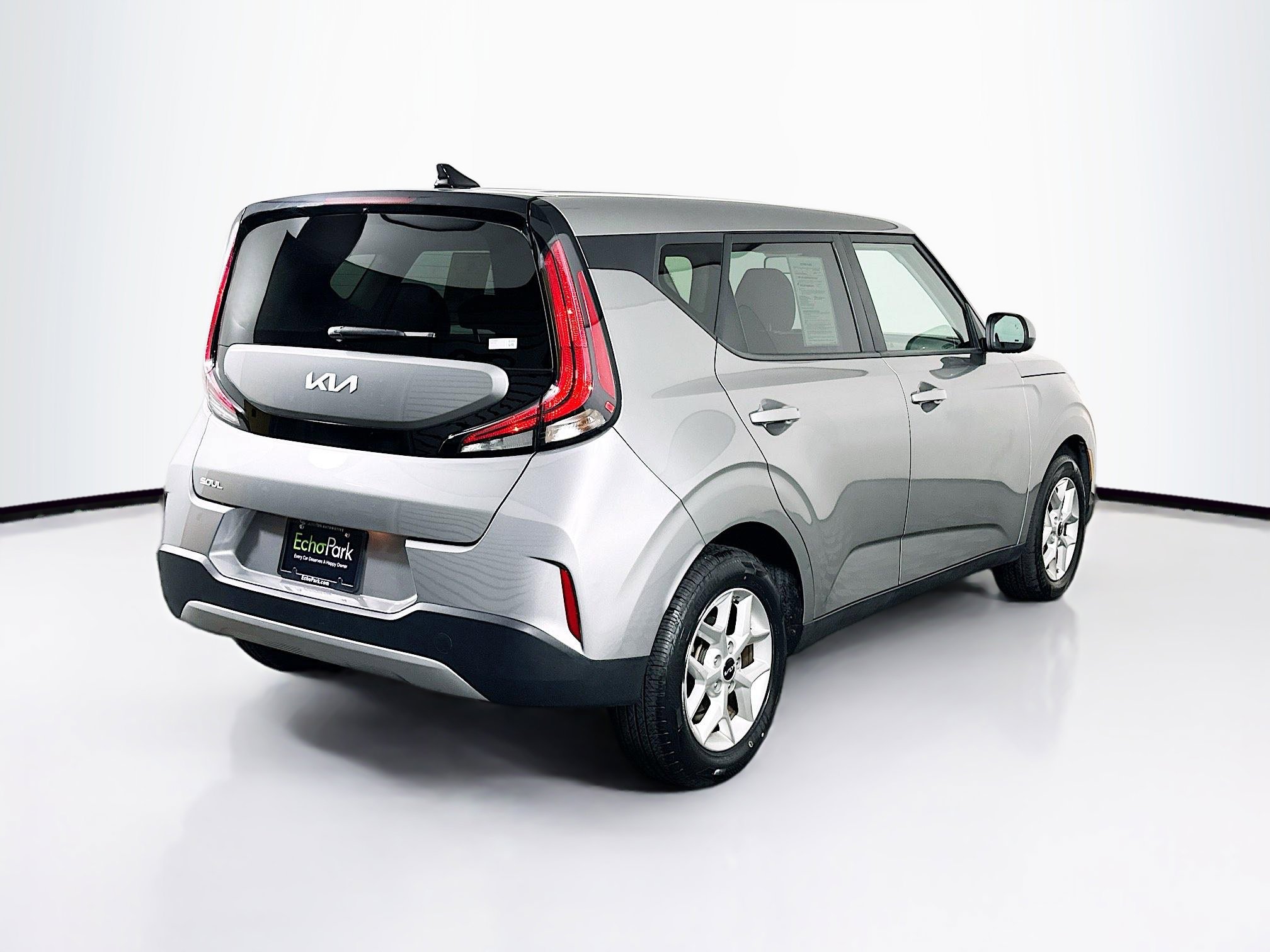 Used 2025 Kia Soul LX w/ LX Technology Package FWD image 9