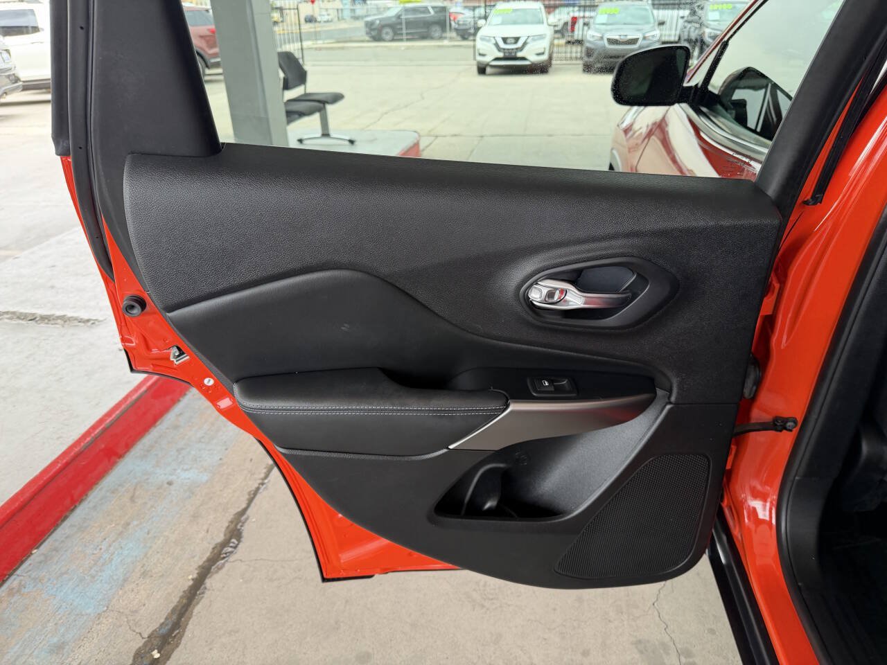 Used 2021 Jeep Cherokee Latitude FWD image 12