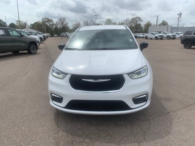 Used 2025 Chrysler Pacifica Select FWD image 2