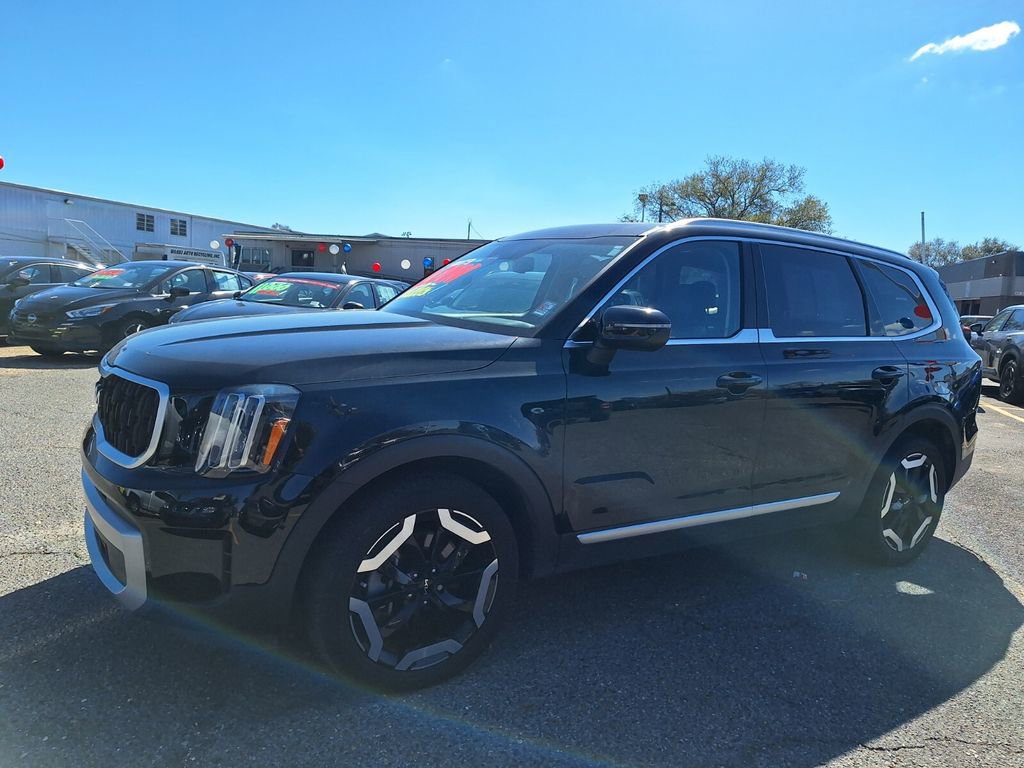 Used 2023 Kia Telluride EX w/ EX Captain's Chair Package image 9