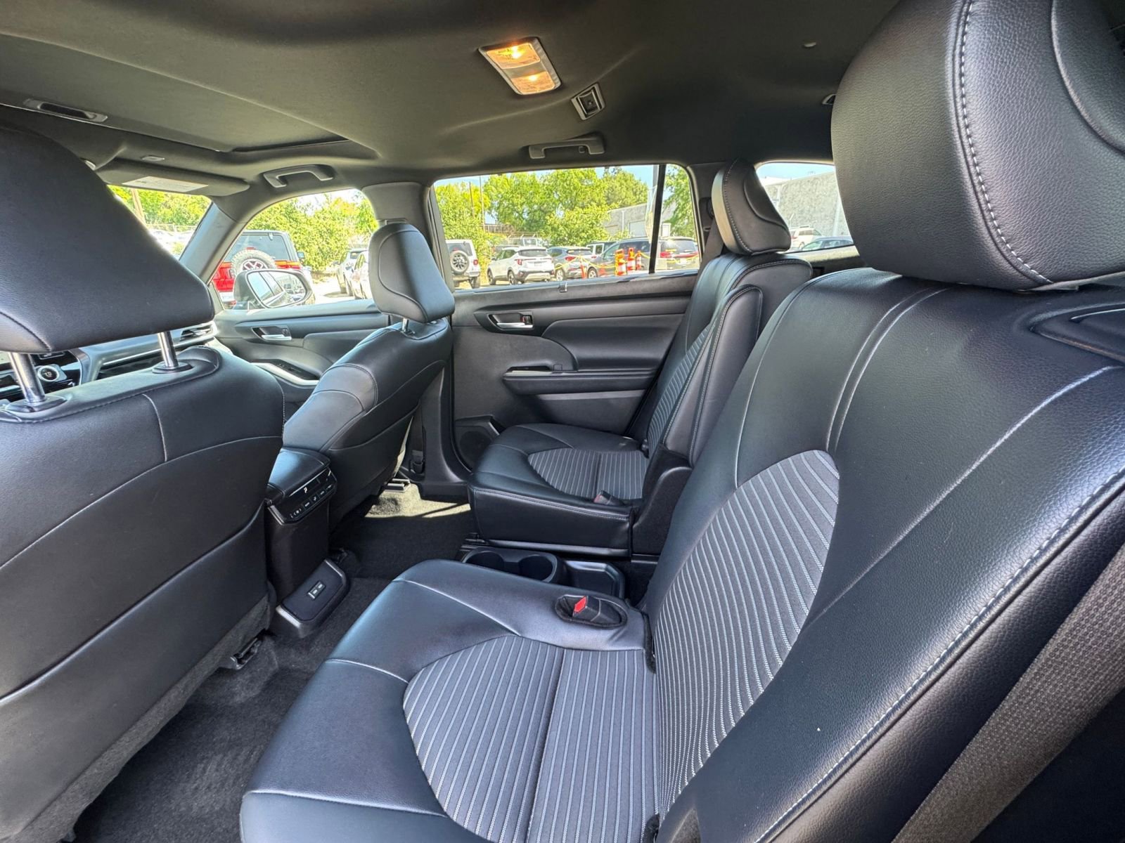 Used 2025 Toyota Highlander XSE AWD/4WD image 28