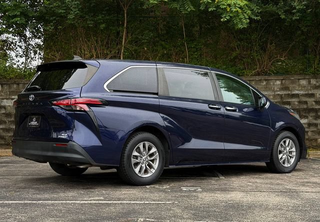 Used 2022 Toyota Sienna XLE FWD image 4