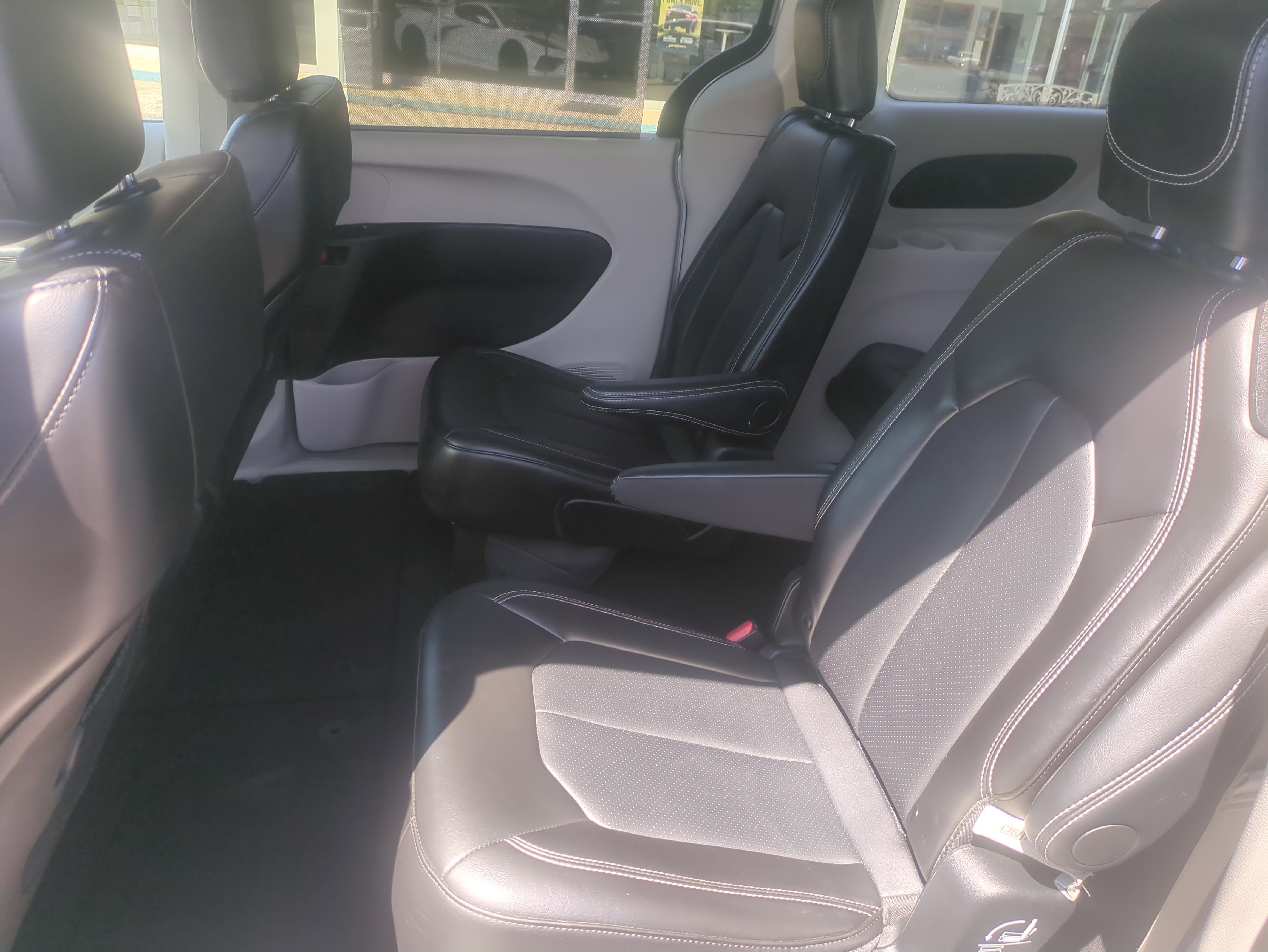 Used 2024 Chrysler Pacifica Touring-L FWD image 26