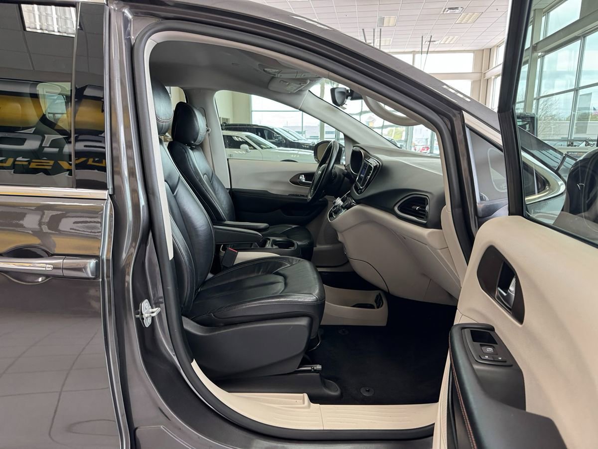 Used 2018 Chrysler Pacifica Touring-L FWD image 16