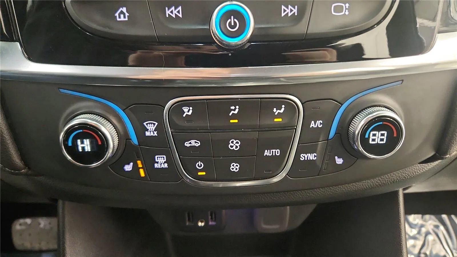 Used 2023 Chevrolet Traverse LT image 30