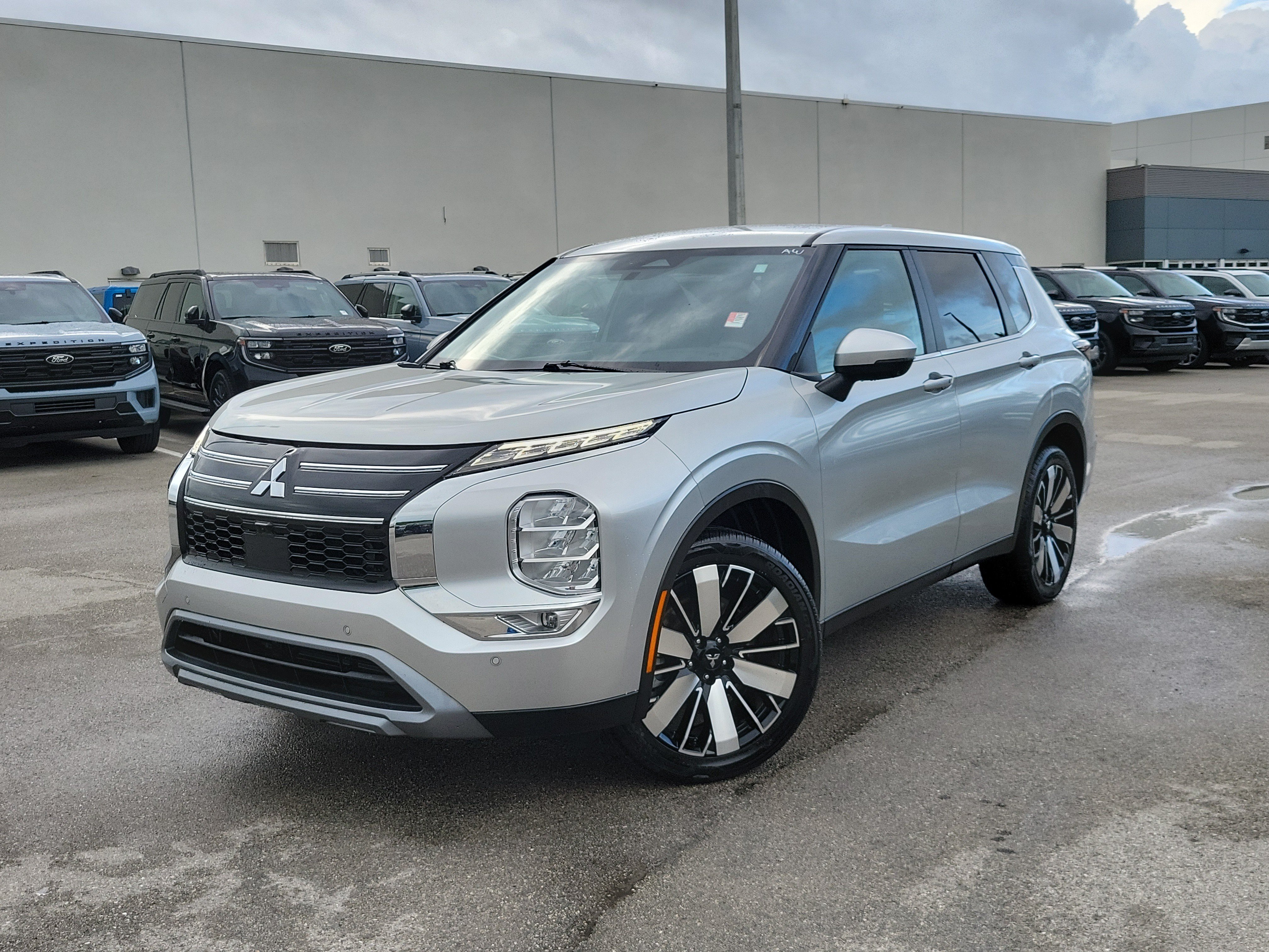 Used 2025 Mitsubishi Outlander SE FWD image 34