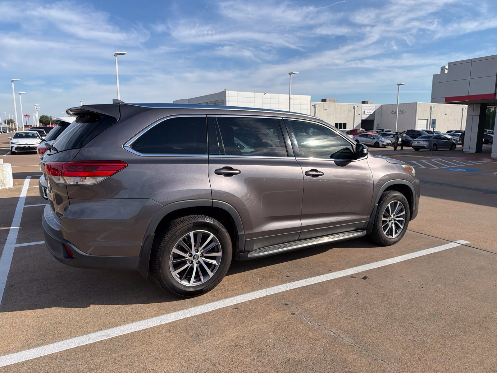 Used 2019 Toyota Highlander XLE FWD image 4
