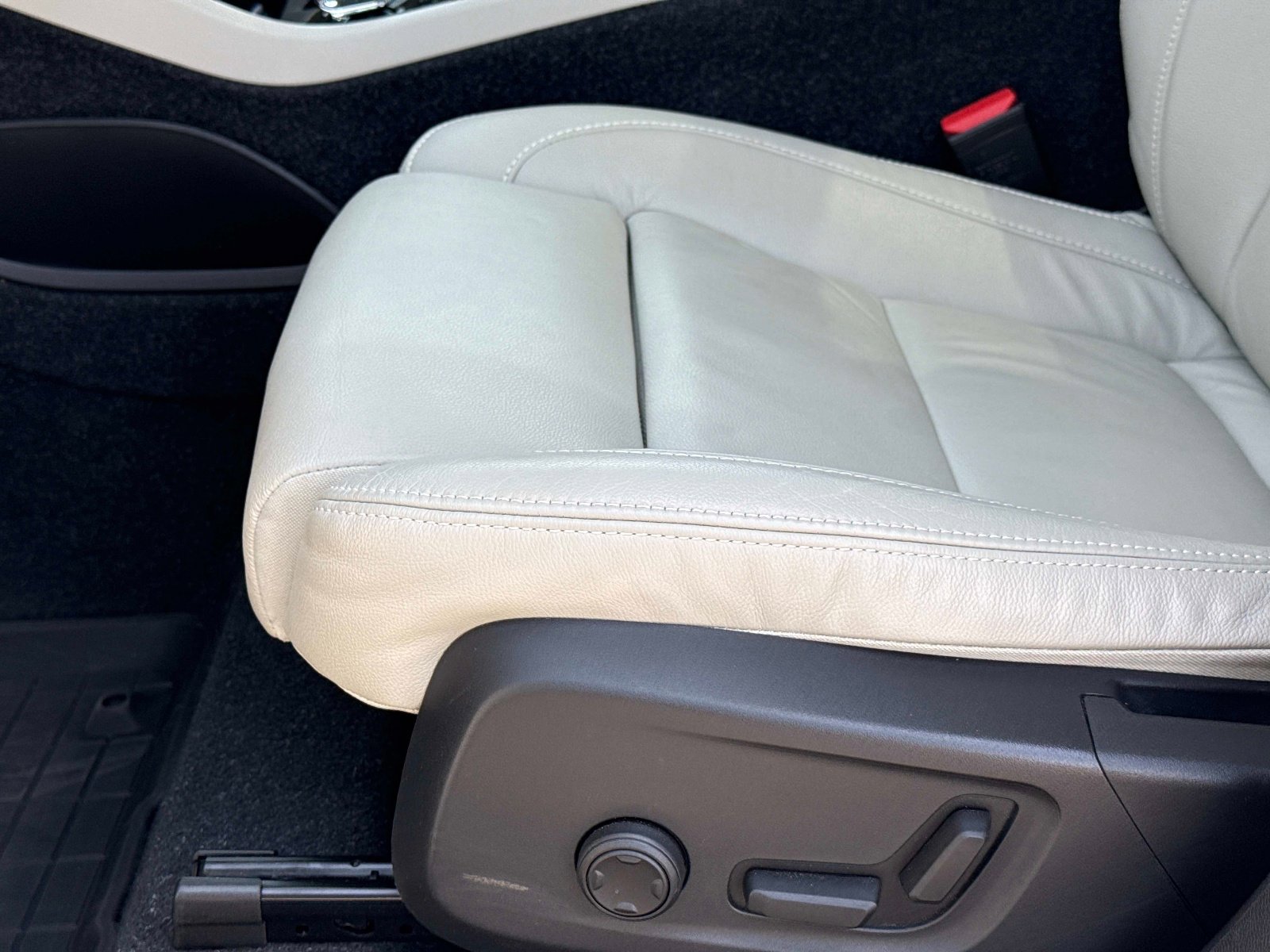 Used 2023 Volvo XC40 B4 Plus w/ Protection Package Premier FWD image 23