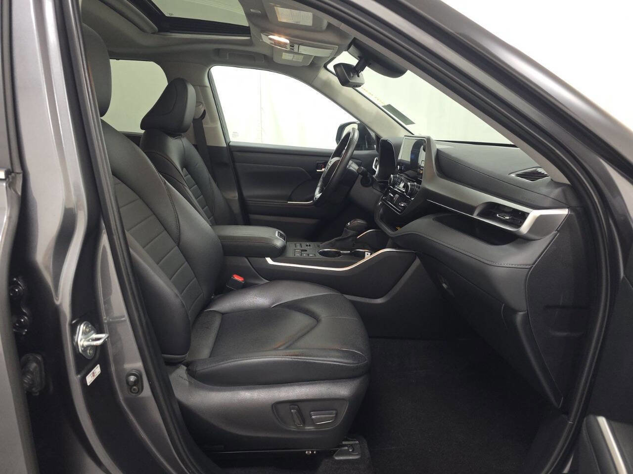 Used 2024 Toyota Highlander XLE image 8