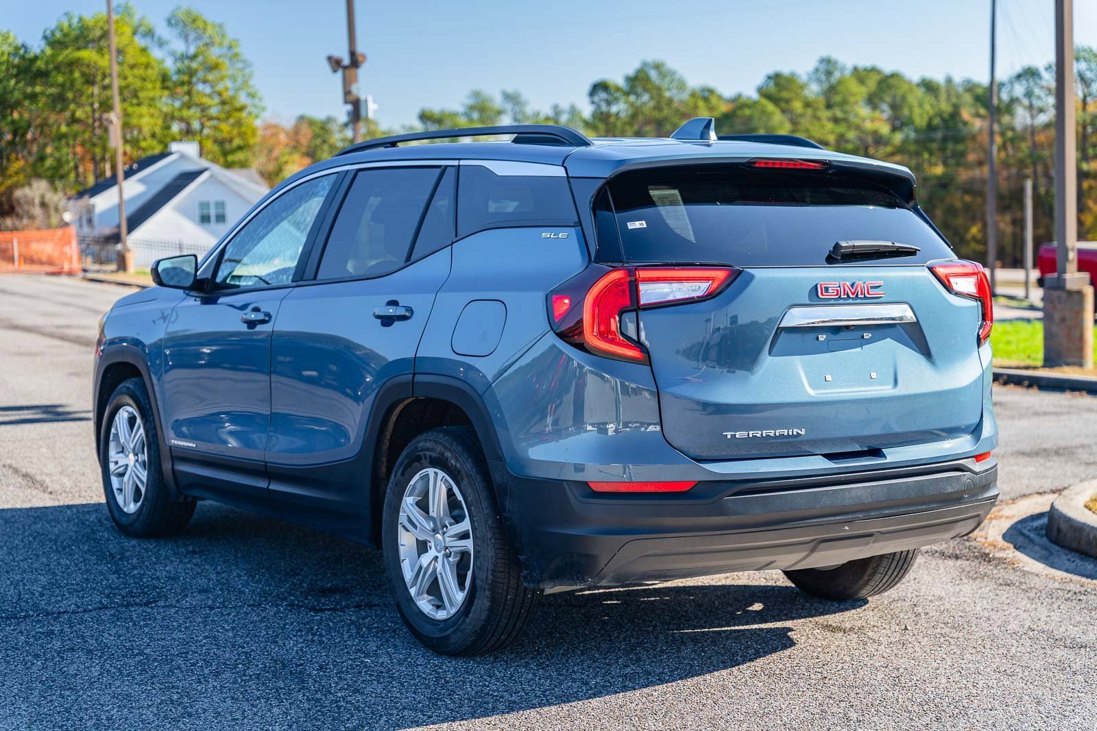 Used 2024 GMC Terrain SLE w/ Driver Convenience Package image 6