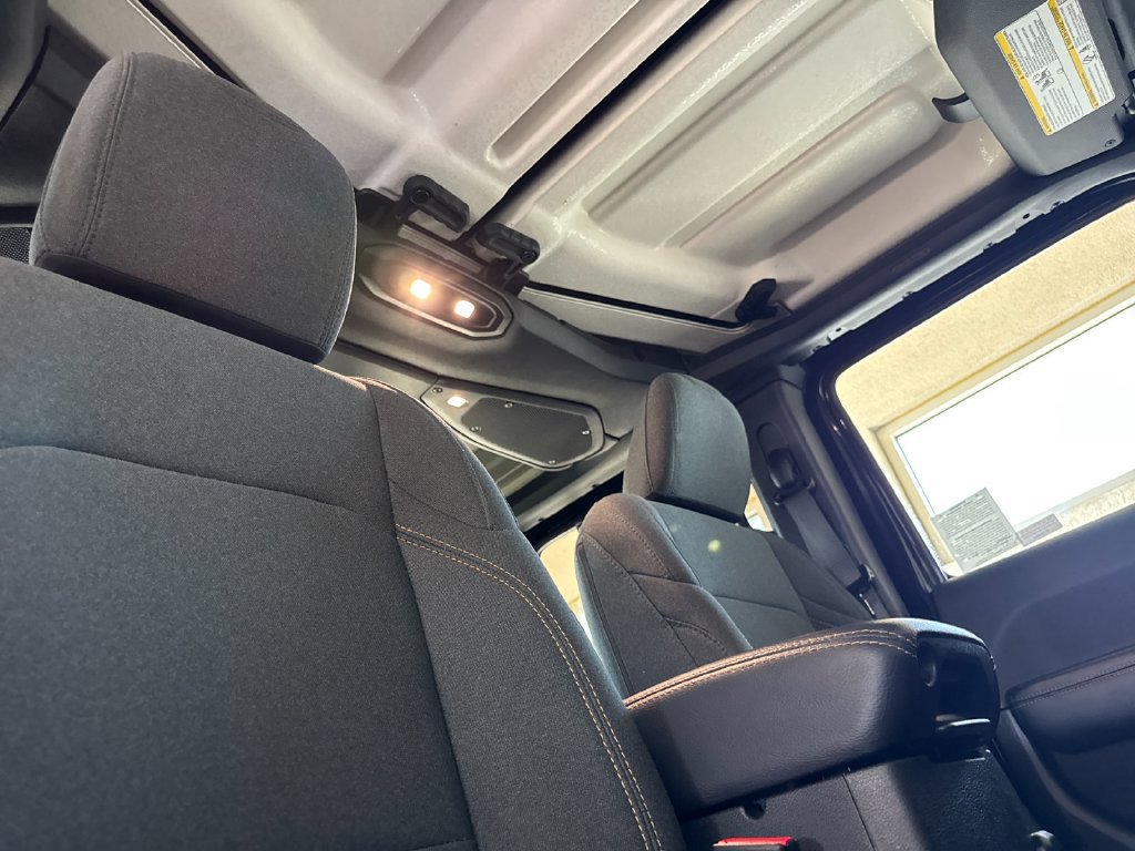 Used 2025 Jeep Wrangler Unlimited Sahara AWD/4WD image 16