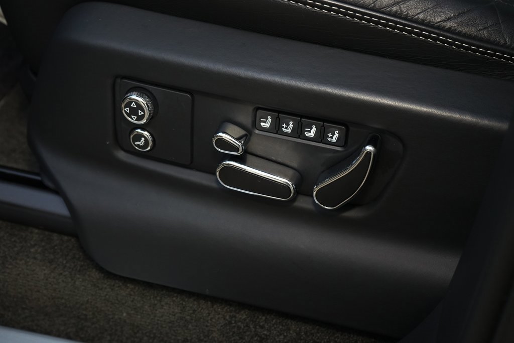 Used 2023 Bentley Bentayga Plug-In Hybrid image 30