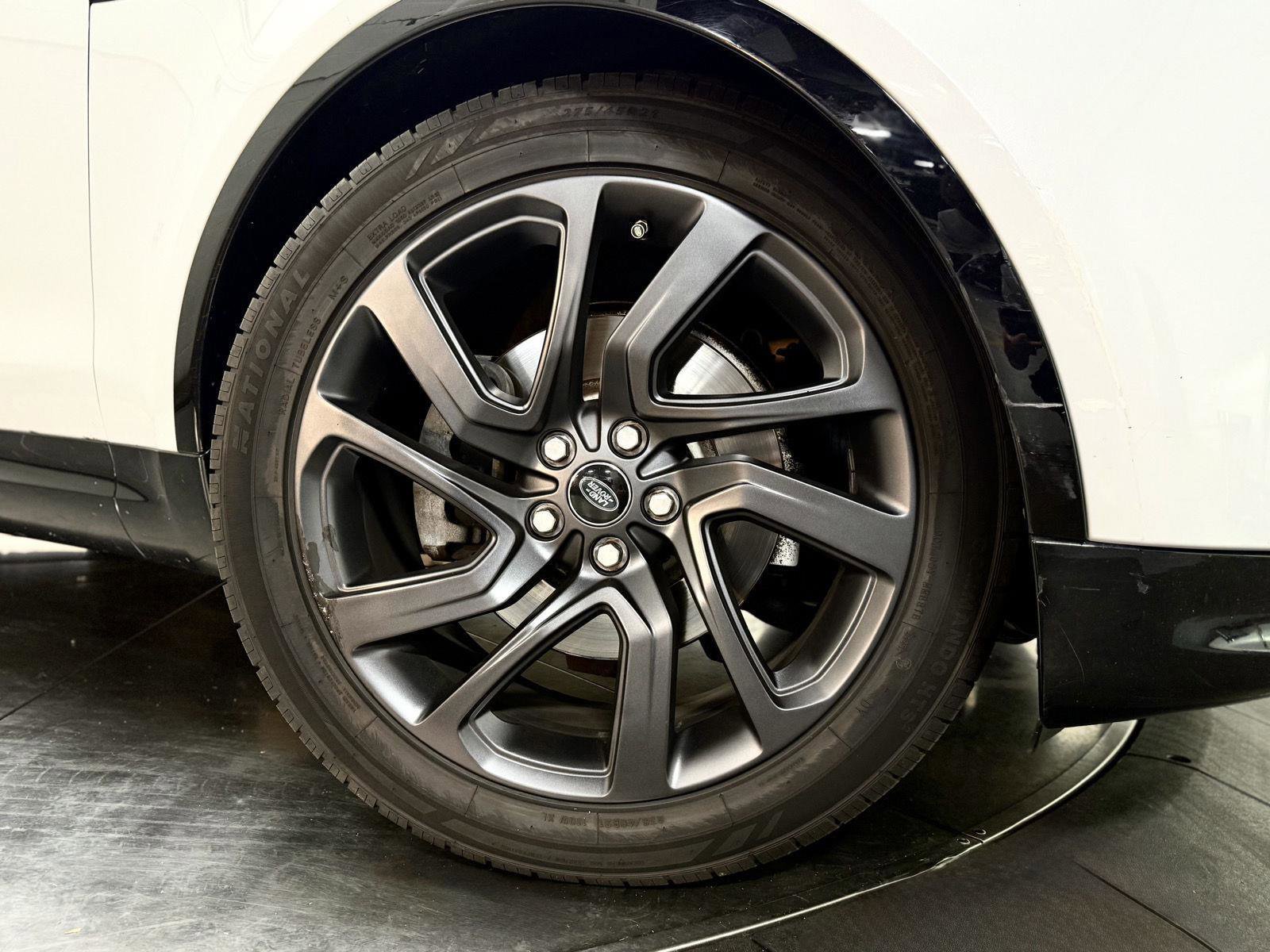 Used 2017 Land Rover Discovery HSE AWD/4WD image 10