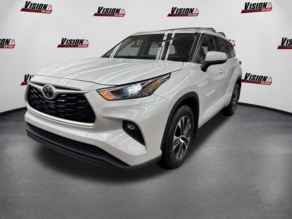 Used 2022 Toyota Highlander XLE AWD/4WD image 1