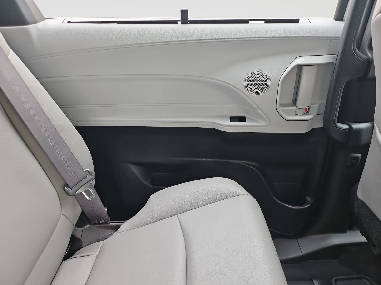 Used 2025 Toyota Sienna XLE FWD image 35