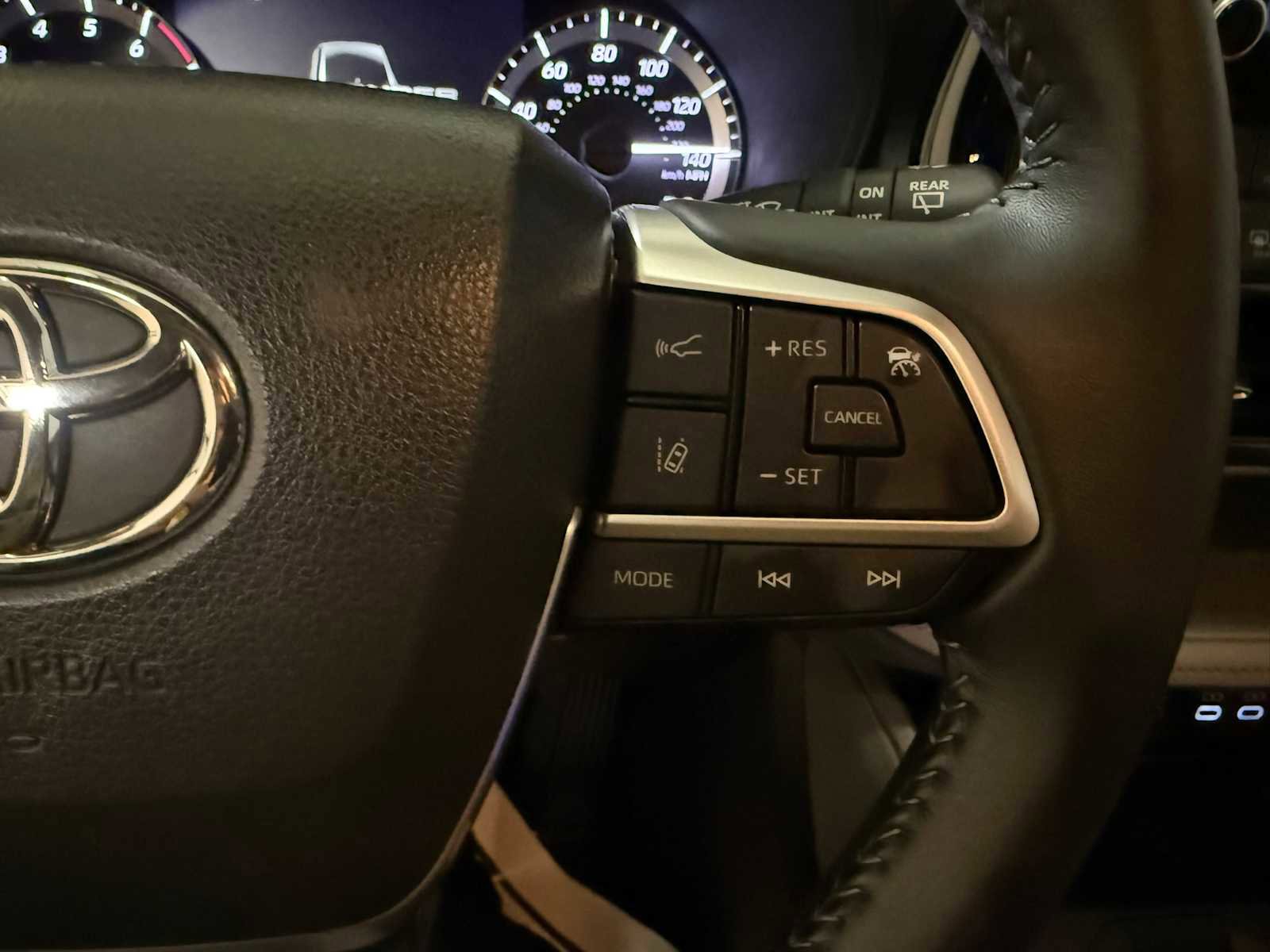 Used 2023 Toyota Highlander LE AWD/4WD image 30