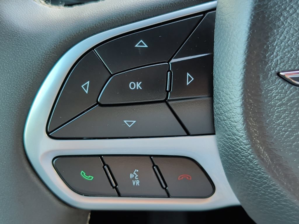 Used 2025 Chrysler Pacifica Select FWD image 12