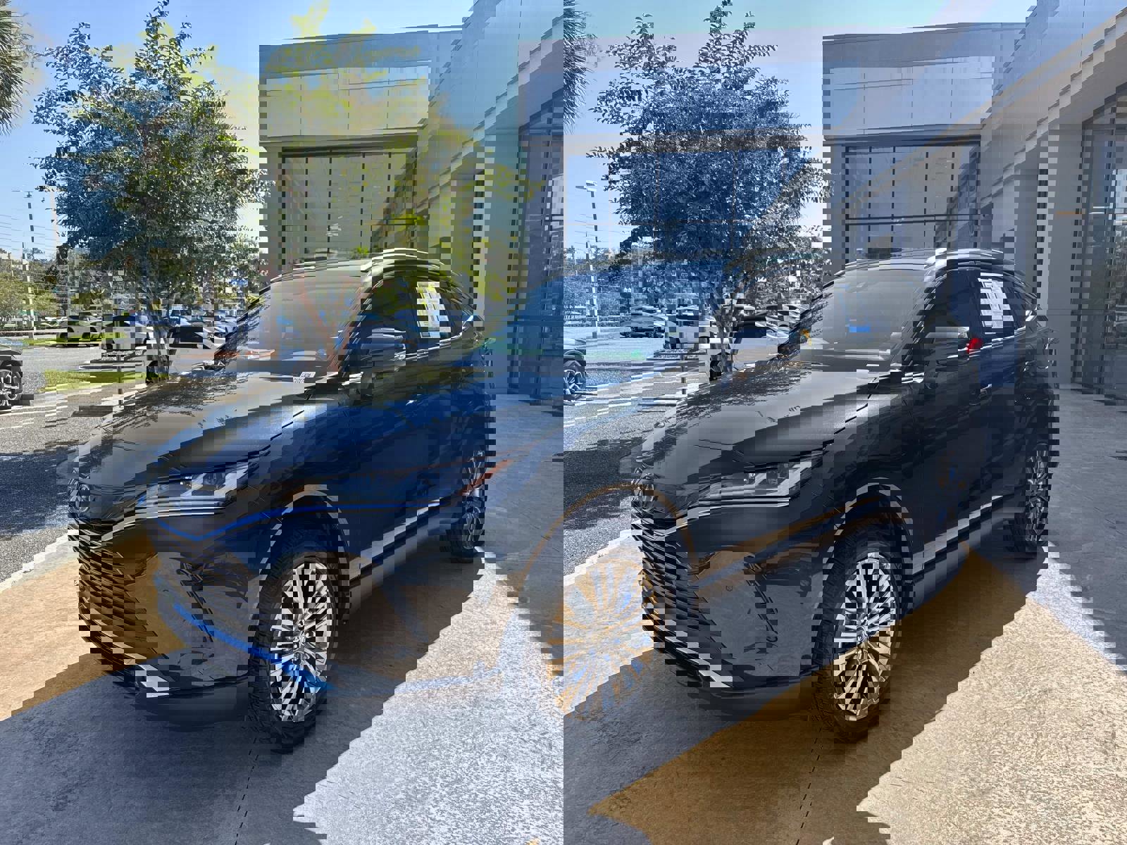 Used 2023 Toyota Venza XLE image 6