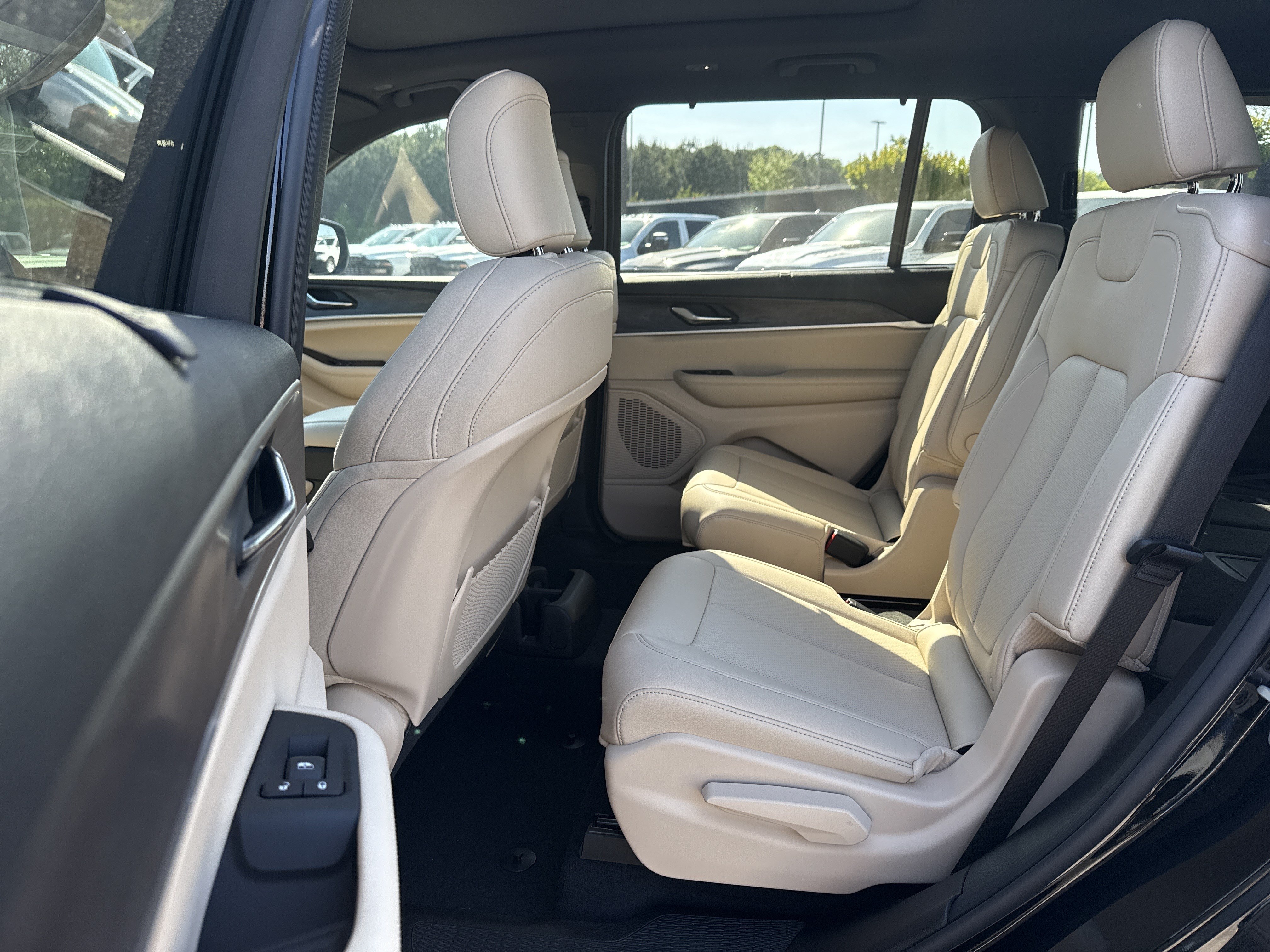 New 2025 Jeep Grand Cherokee L Limited w/ Luxury Tech Group II AWD/4WD image 24